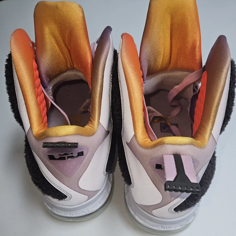 Size 10.5 - Nike LeBron 9 Regal Pink - Picture 4 of 8